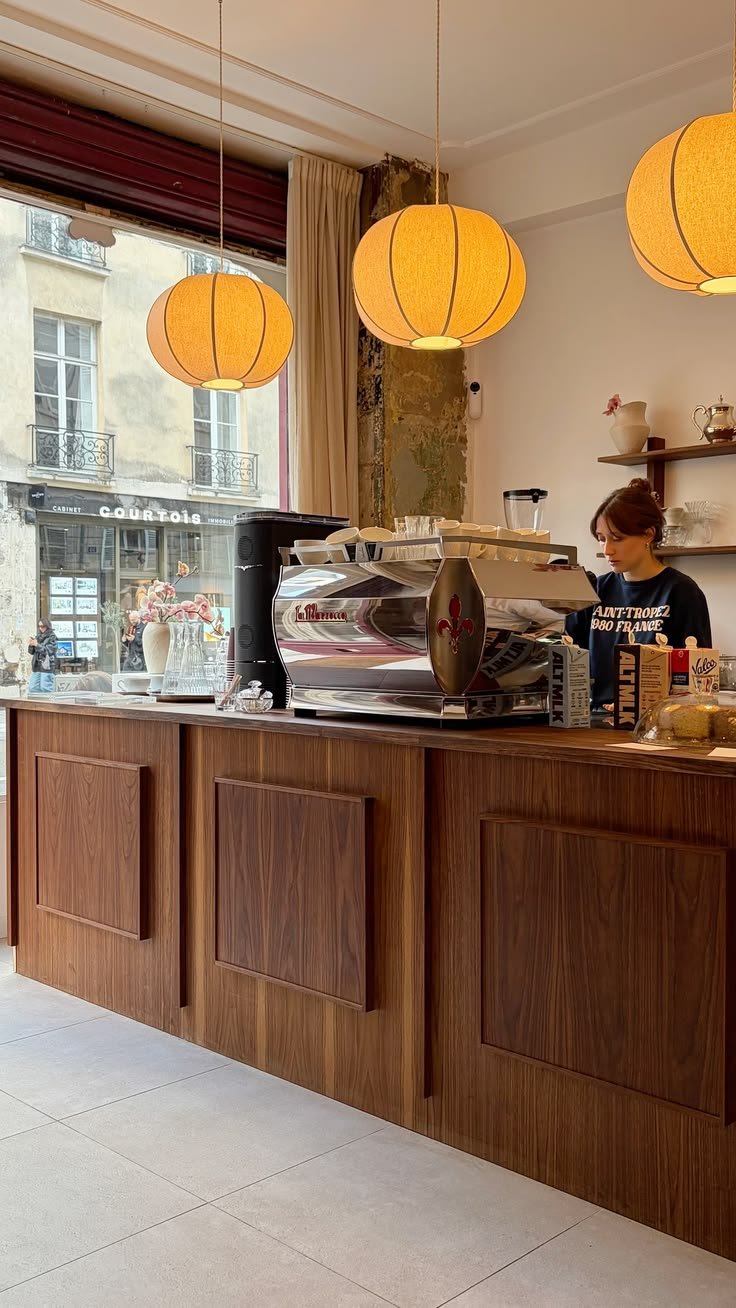 Coffee shop : comptoir en noyer et suspensions